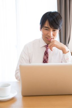 laptop çalışma iş adamı