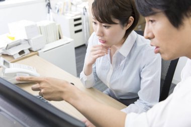 Asyalı iş adamları ofiste birlikte çalışıyorlar