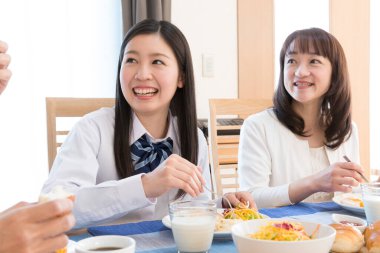 Kadınlar birlikte kahvaltıdan zevk alıyorlar.