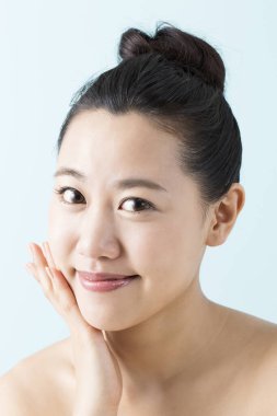 Mükemmel ciltli güzel bir Japon kadının portresi.