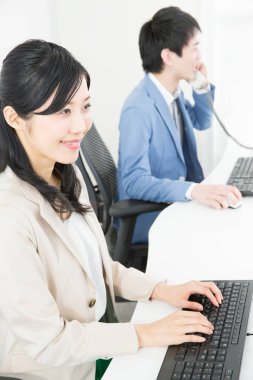 Genç Asyalı çalışanlar ofiste çalışıyor.