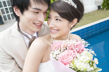 Asyalı gelin ve damat yakınlaşın.