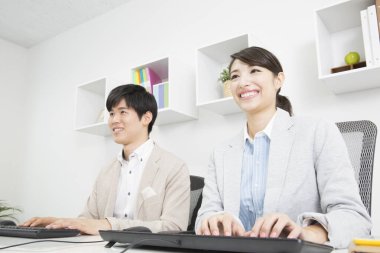 Genç Asyalı iş adamları iş başında.