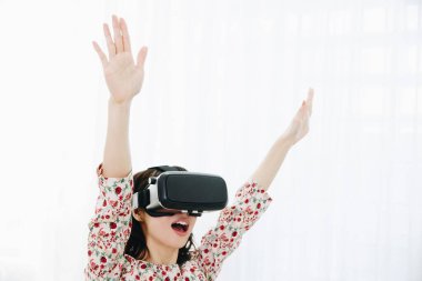 VR gözlük kullanan kadın