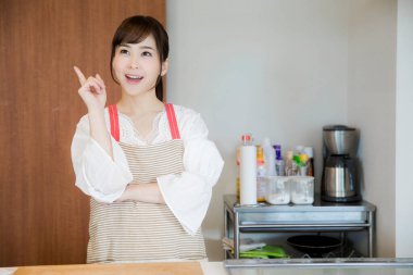 Asyalı kadın aşçının bir fikri var. 