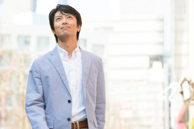 Genç Japon adam şehre bakıyor.