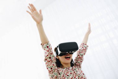 VR gözlük takan kadın