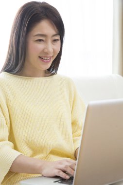 Ev ofis içinde laptop üzerinde çalışan kadın