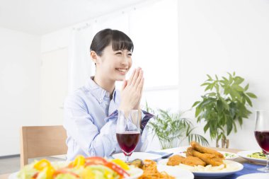 Yemek yerken gülümseyen kadın