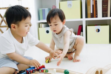 Odada oynayan iki tatlı Japon çocuk.