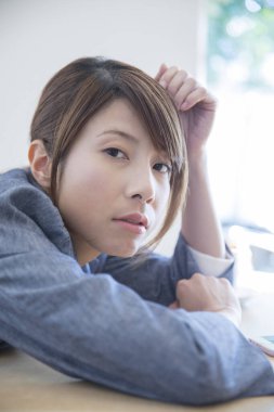 Masa başında oturan üzgün kadın 