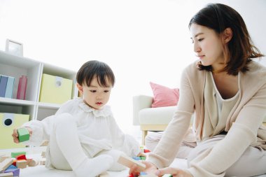 Evde annesiyle oynayan tatlı bir Japon kızı.