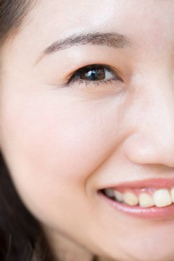 güzel bir genç kadın yüzünü kapat 