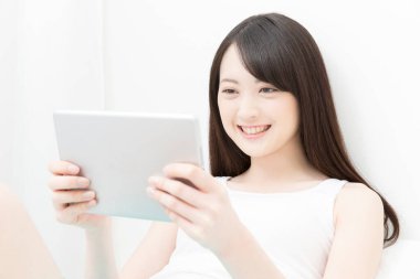 genç kadın evde tablet 