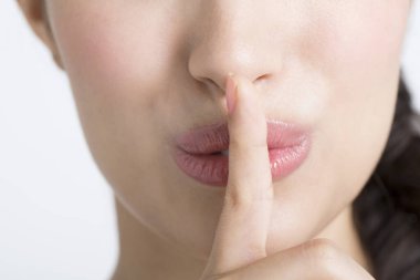 Bir kadının dudaklarını sessizce kapat.