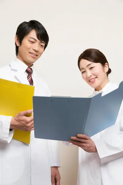 Asiatiskt Medicinskt Team Som Arbetar Kliniken — Stockfoto