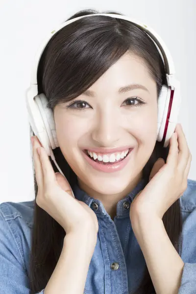 Beyaz Arka Planda Kulaklıkları Olan Güzel Asyalı Genç Kadın Asyalı — Stok fotoğraf