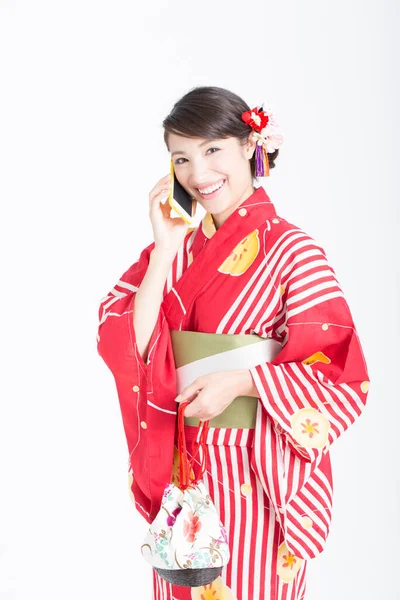 Sonriente Mujer Asiática Usando Kimono Con Teléfono Móvil — Foto de Stock