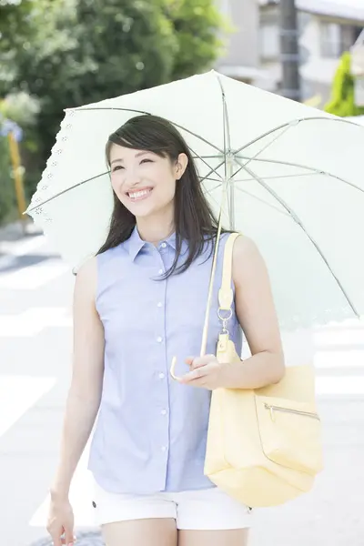Junge Asiatische Frau Mit Regenschirm Spazieren Park — Stockfoto
