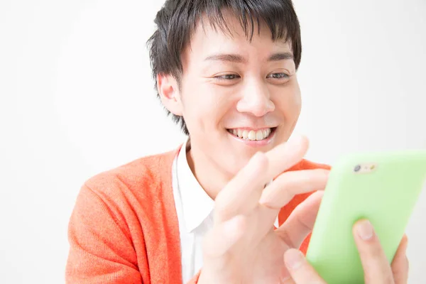 Japaner Benutzt Handy Auf Weißem Hintergrund — Stockfoto