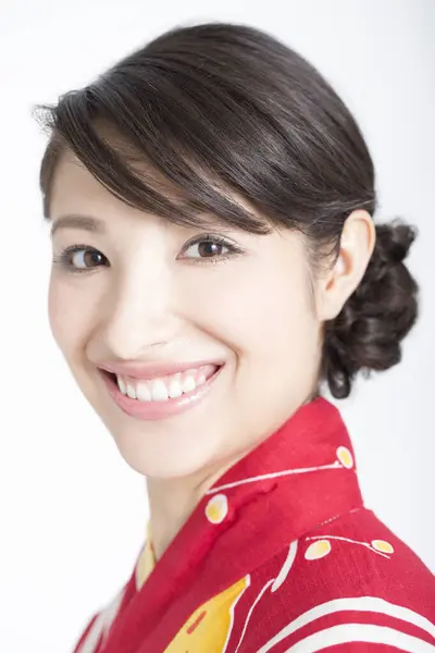 Porträtt Vacker Ung Kvinna Bär Traditionell Japansk Kimono Tittar Kameran — Stockfoto