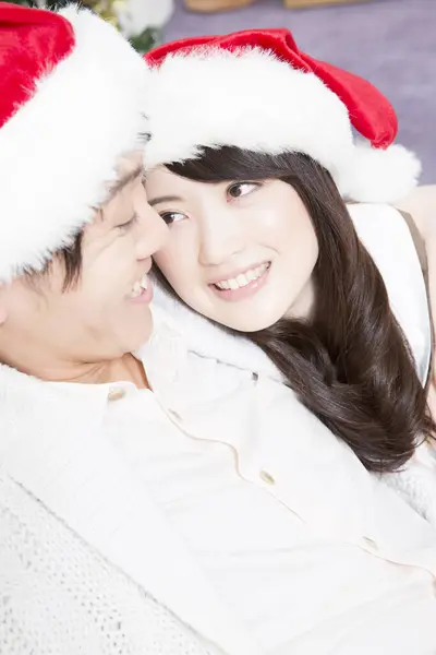 Cuplu Asiatic Purtând Pălării Santa Care Sărbătoresc Noul Acasă — Fotografie, imagine de stoc