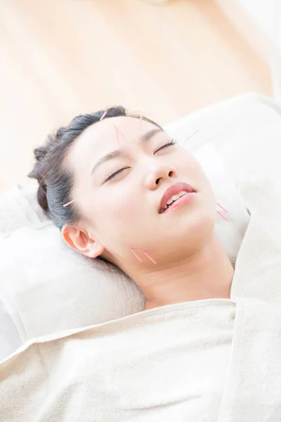 Güzel Japon Kadın Güzellik Merkezi Nde Akupunktur Muayenesi Yapıyor — Stok fotoğraf