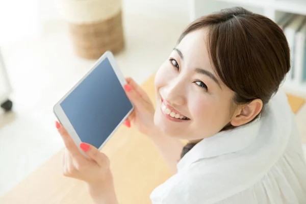 Jong Aziatisch Vrouw Met Behulp Van Tablet Woonkamer — Stockfoto