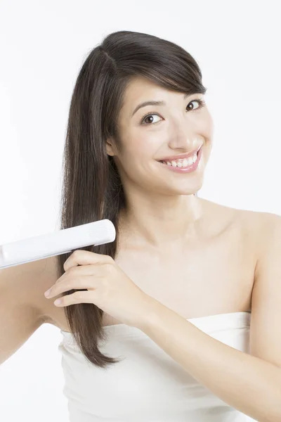 Krásná Japonská Žena Pomocí Vlasy Železo — Stock fotografie
