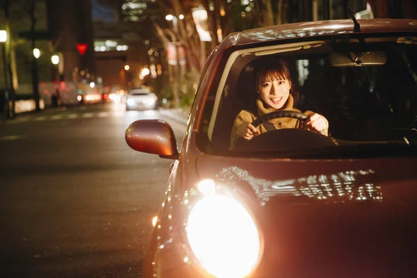 Молодая Азиатская Женщина Рулем Автомобиля Ночью — стоковое фото