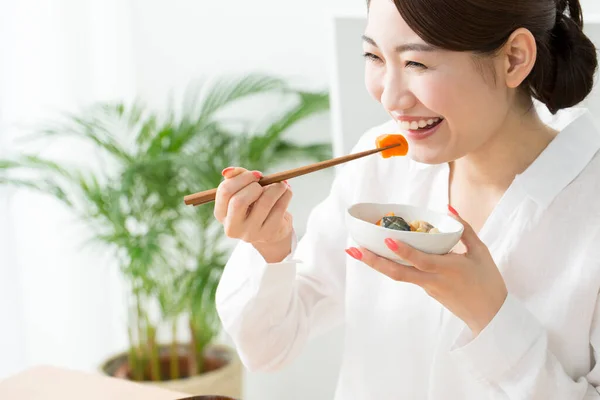 Jovem Mulher Japonesa Comer Com Pauzinhos — Fotografia de Stock