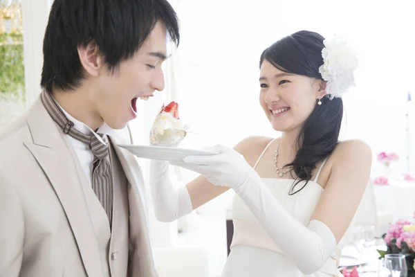 Jovem Noiva Alimentando Bonito Noivo Com Bolo Casamento — Fotografia de Stock