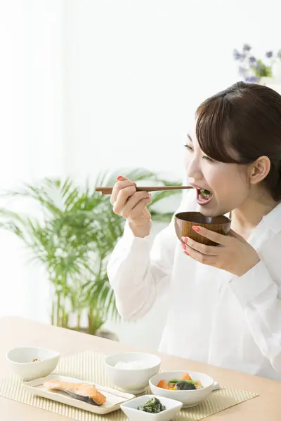 Young Japanese Woman Eating Chopsticks — Stock Photo, Image