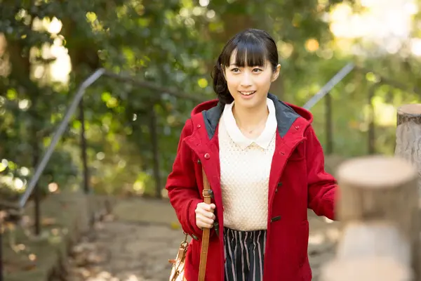 Jong Aziatisch Meisje Herfst Park — Stockfoto