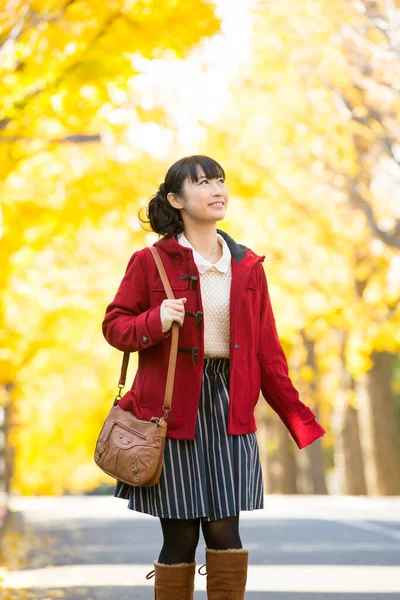 Молодая Азиатская Девушка Осеннем Парке — стоковое фото