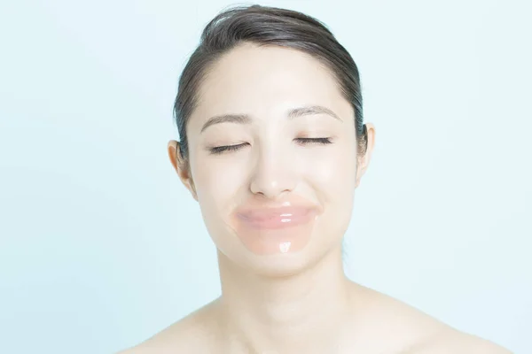 美丽的亚洲女人 嘴唇上有粉红的水凝胶斑块 化妆品和皮肤护理 美容肌肤及防皱护理 — 图库照片