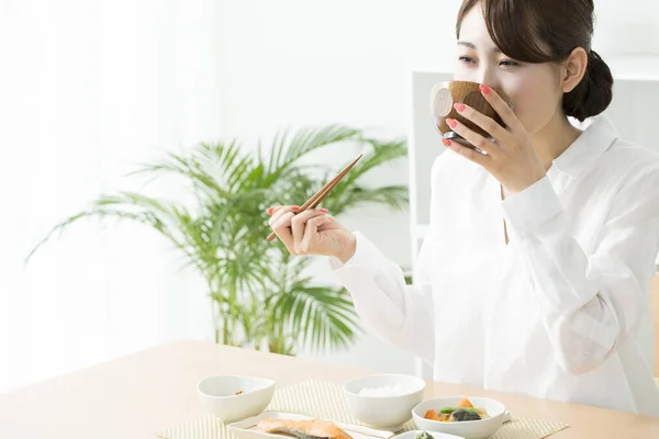 Young Japanese Woman Eating Chopsticks — Stock Photo, Image