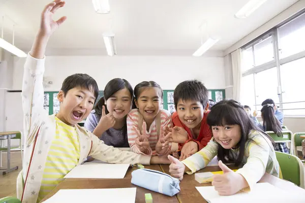 亚洲儿童在学校课堂上的肖像 — 图库照片