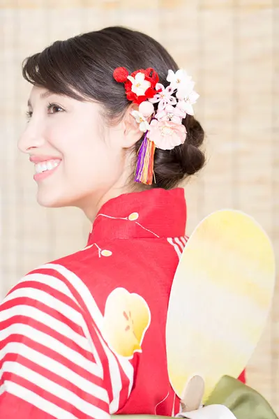 穿着日本传统和服的年轻漂亮女子的肖像 — 图库照片
