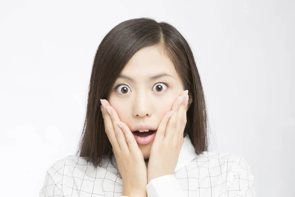 Studio Skott Vackra Japanska Kvinna Förvånad Vit Bakgrund — Stockfoto