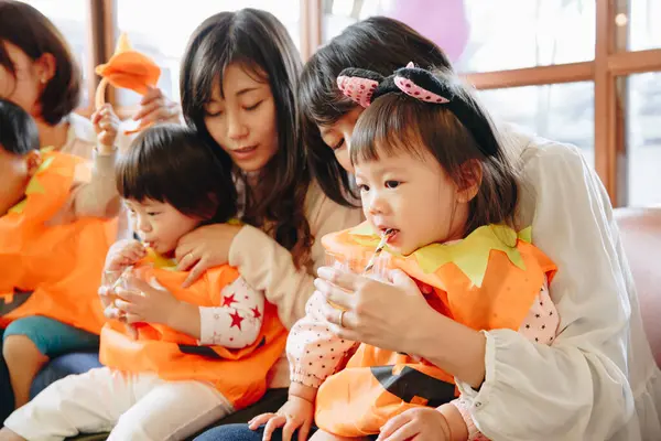 Mujeres Japonesas Con Niños Celebrando Halloween Casa —  Fotos de Stock