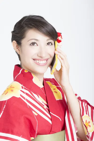 Joven Mujer Usando Tradicional Japonés Kimono Hablando Teléfono Inteligente — Foto de Stock