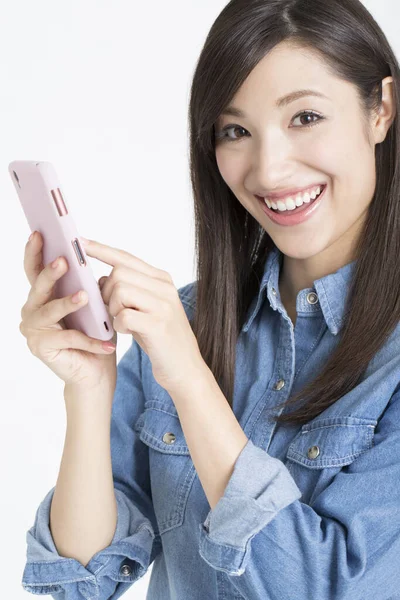 Jovem Asiático Mulher Envio Texto Mensagem — Fotografia de Stock