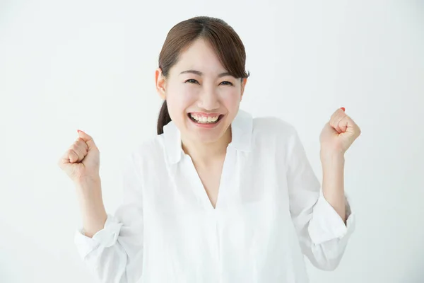 Mulher Japonesa Bonita Mostrando Punhos Fundo Branco — Fotografia de Stock