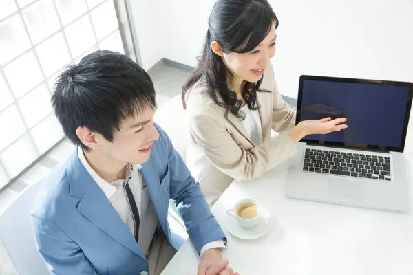 Junge Japanische Geschäftsleute Arbeiten Büro Mit Laptop — Stockfoto