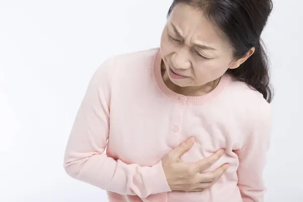 Senior Asiatique Femme Douleur Dans Poitrine Crise Cardiaque Isolé Sur — Photo