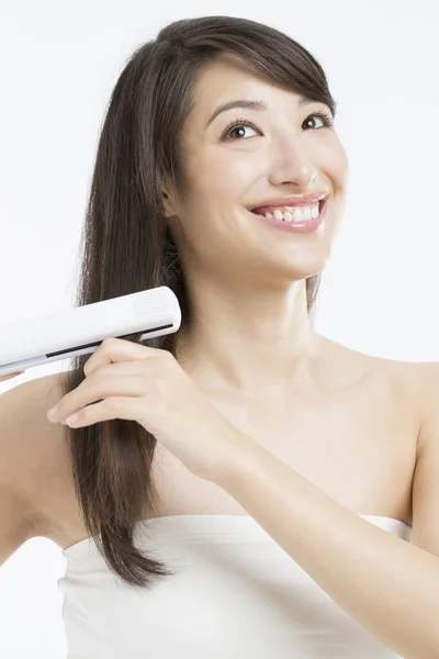 Красивая Японская Женщина Использующая Утюг Волос — стоковое фото