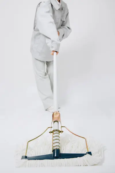 Ασιάτισσα Σφουγγαρίζει Πάτωμα Γκρι Φόντο — Φωτογραφία Αρχείου