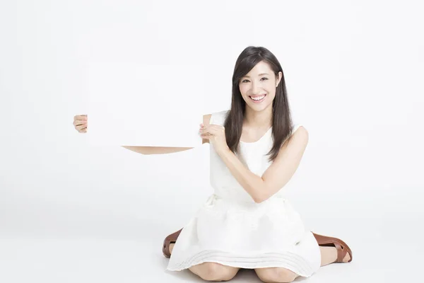 Schöne Japanerin Hält Karte Auf Weißem Hintergrund — Stockfoto