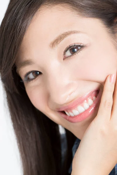 Asijská Žena Usmívá Kameru Dotýká Jejího Obličeje — Stock fotografie
